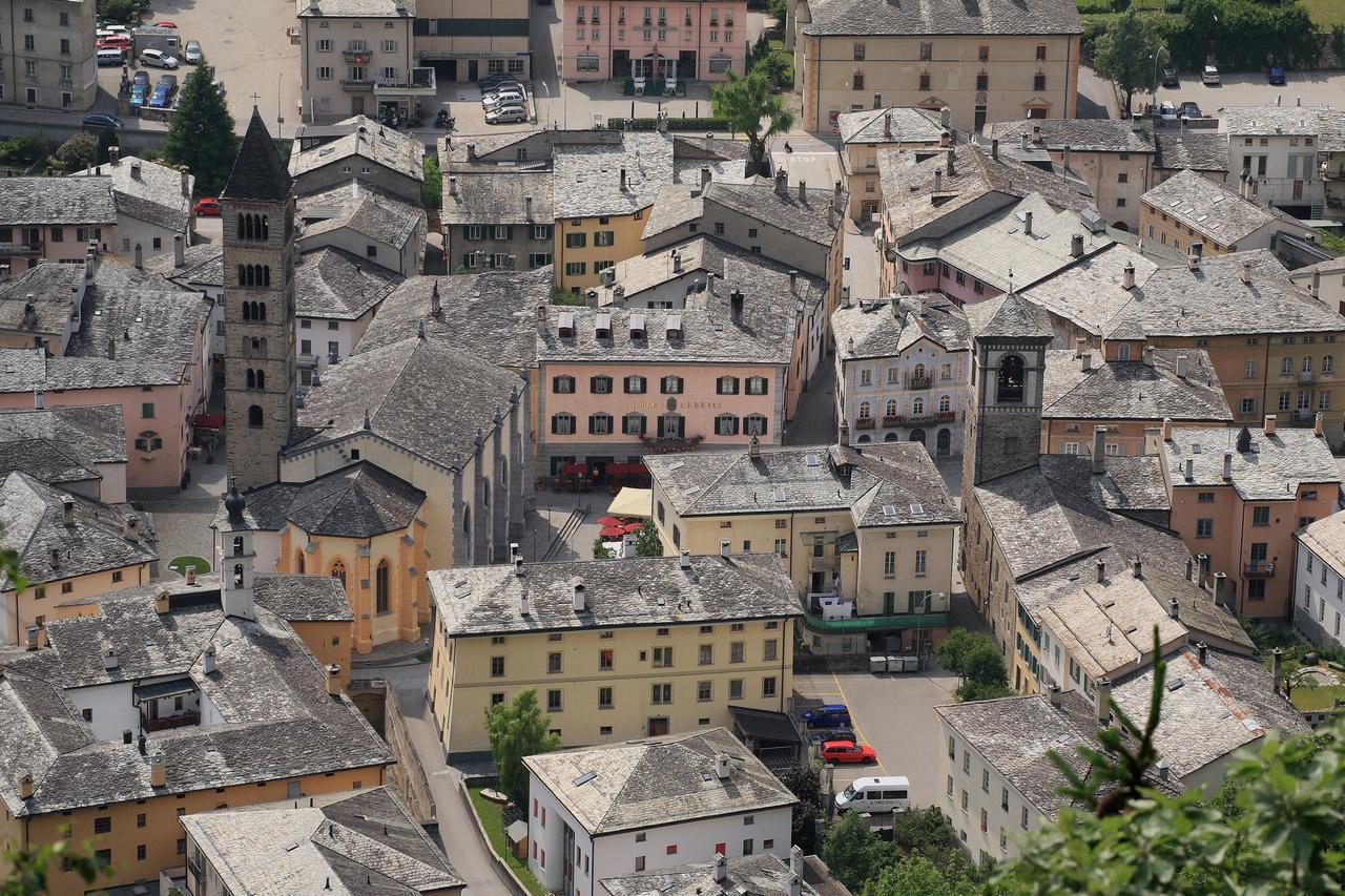 Hotel Centrale, Typically Swiss Poschiavo Bagian luar foto